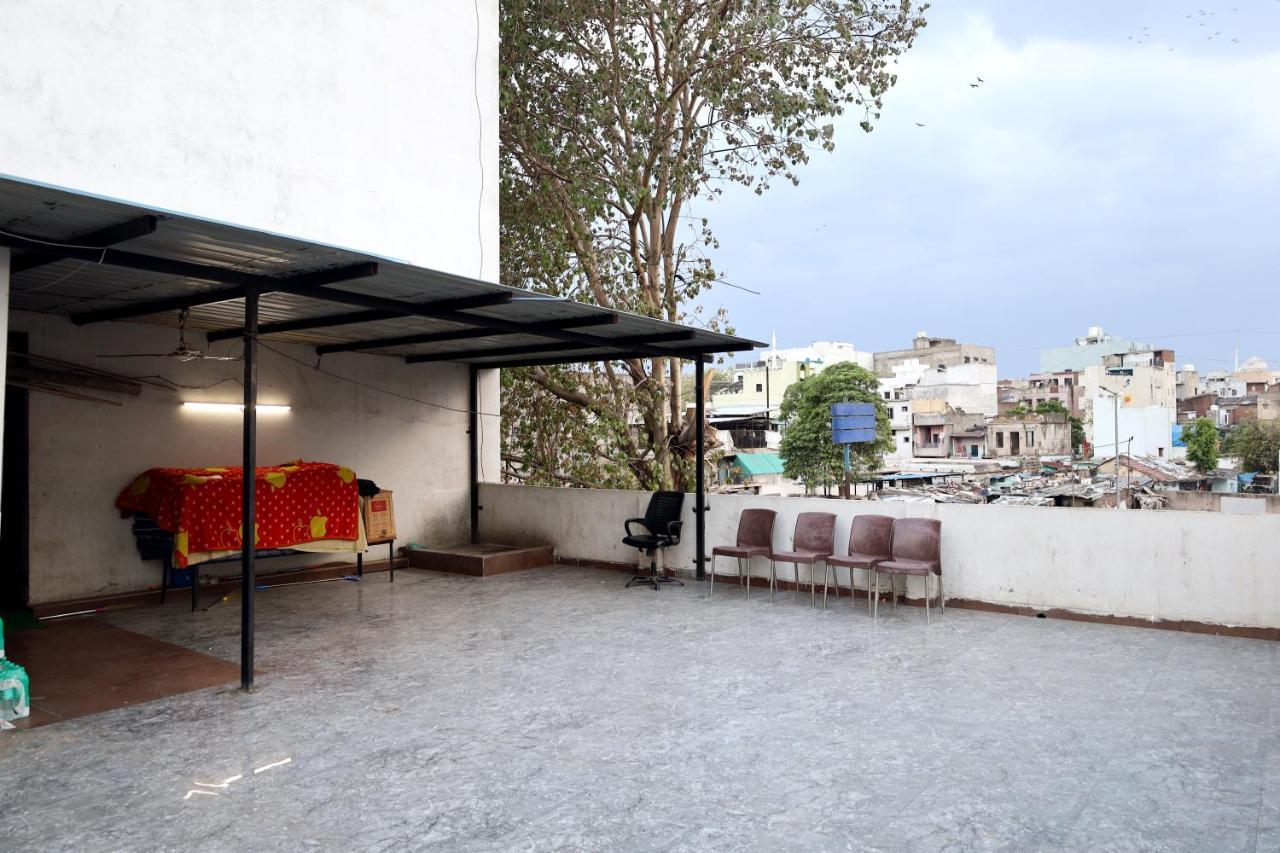 Hotel Madhav Villa Ahmedabad Exterior foto