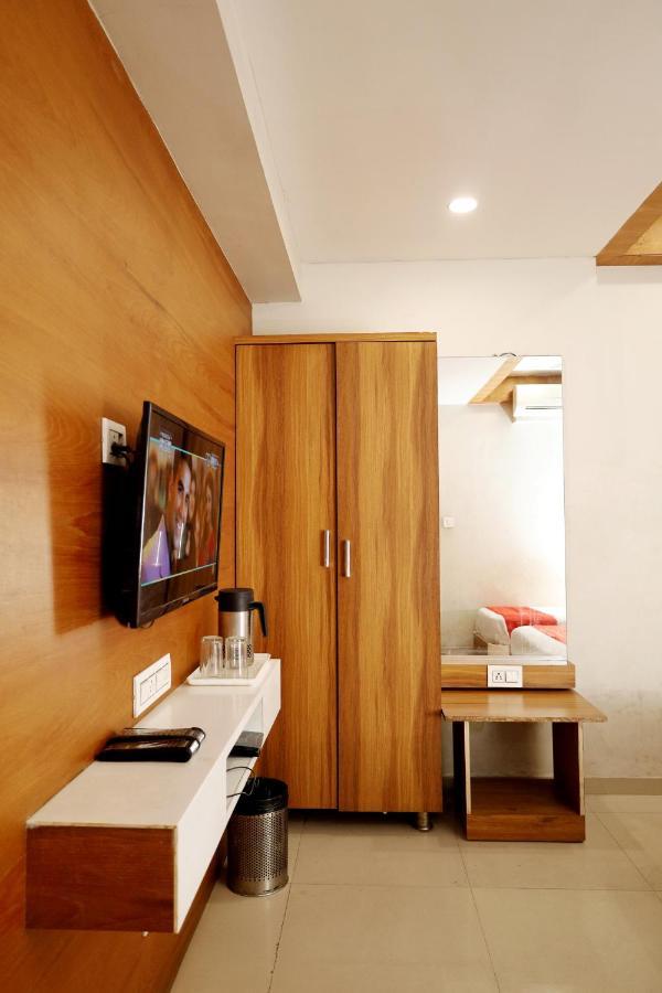 Hotel Madhav Villa Ahmedabad Exterior foto